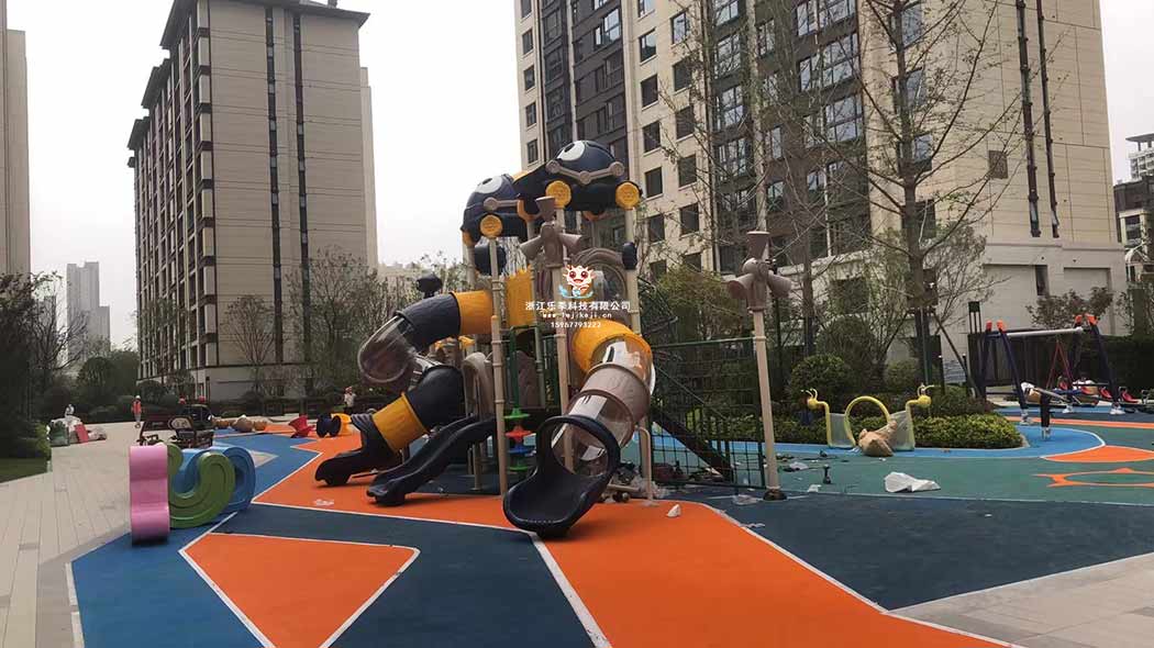 組合滑梯現(xiàn)場安裝圖